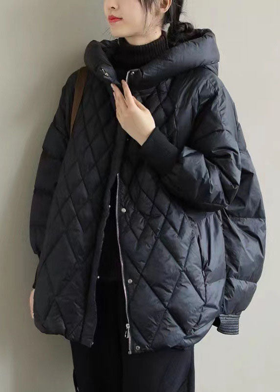 "Modern damvinterjacka i khaki med dragkedja, elegant design, varm och bekväm för kyliga vinterdagar."