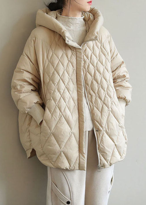 "Modern damvinterjacka i khaki med dragkedja, elegant design, varm och bekväm för kyliga vinterdagar."