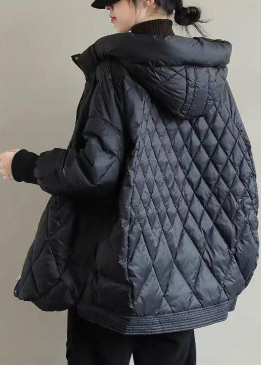 "Modern damvinterjacka i khaki med dragkedja, elegant design, varm och bekväm för kyliga vinterdagar."