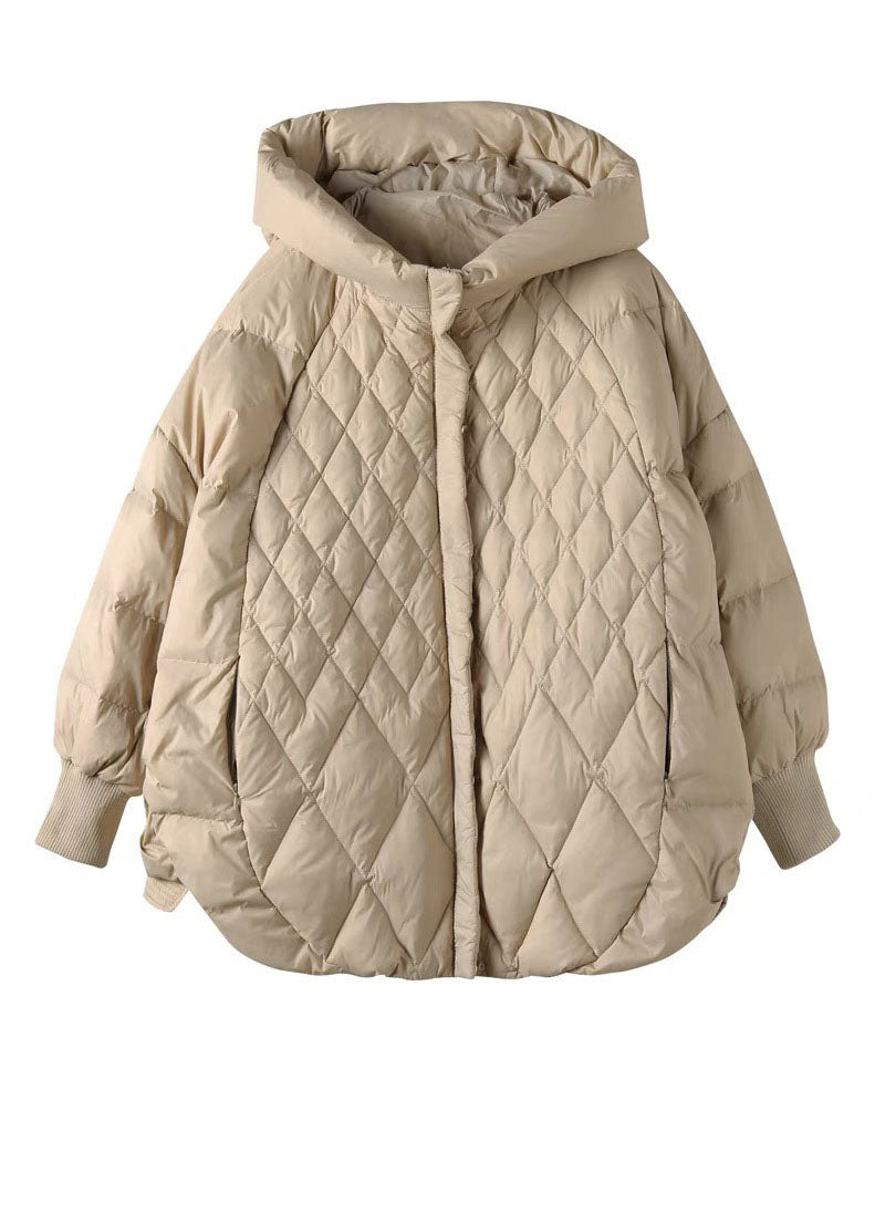 "Modern damvinterjacka i khaki med dragkedja, elegant design, varm och bekväm för kyliga vinterdagar."