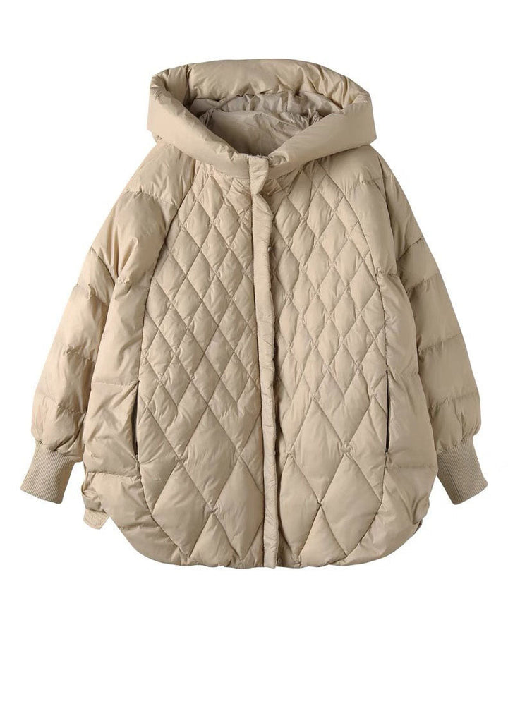 "Modern damvinterjacka i khaki med dragkedja, elegant design, varm och bekväm för kyliga vinterdagar."