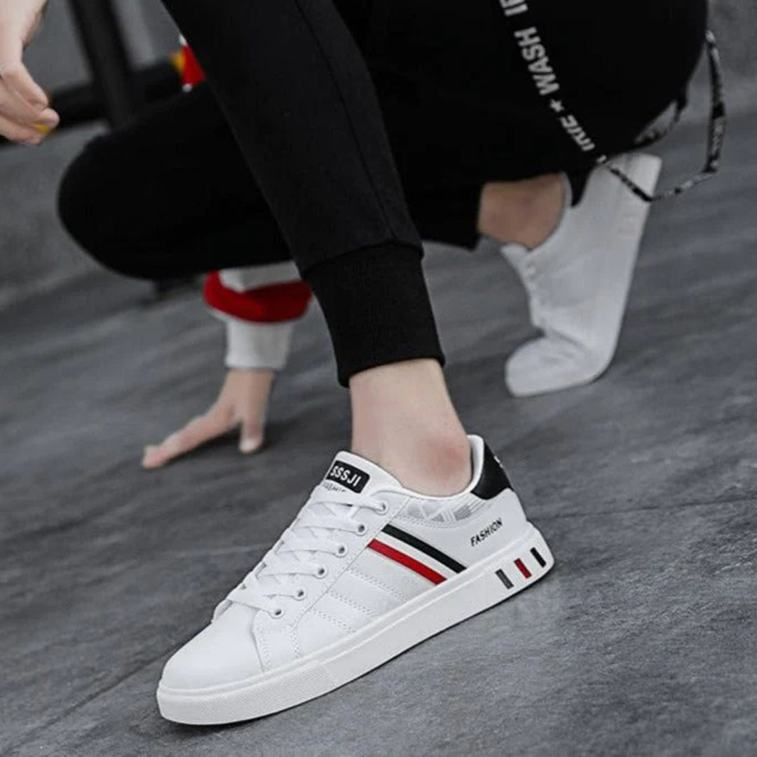 Modern herrsneakers med syntetisk ovandel, vadderad häl och halkfri sula, idealiska för sport och vardagsanvändning.