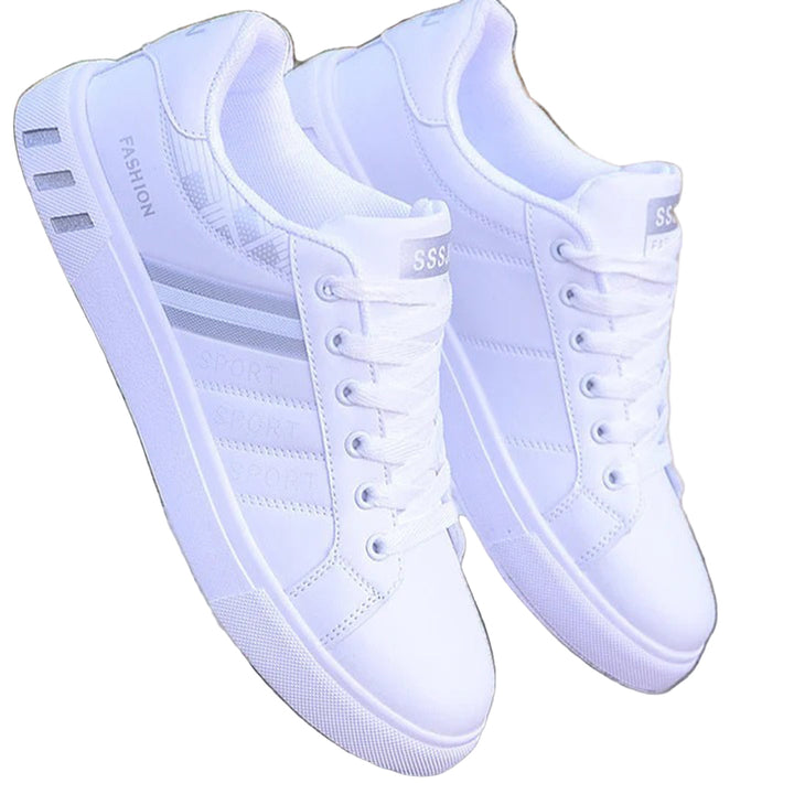 Modern herrsneakers med syntetisk ovandel, vadderad häl och halkfri sula, idealiska för sport och vardagsanvändning.