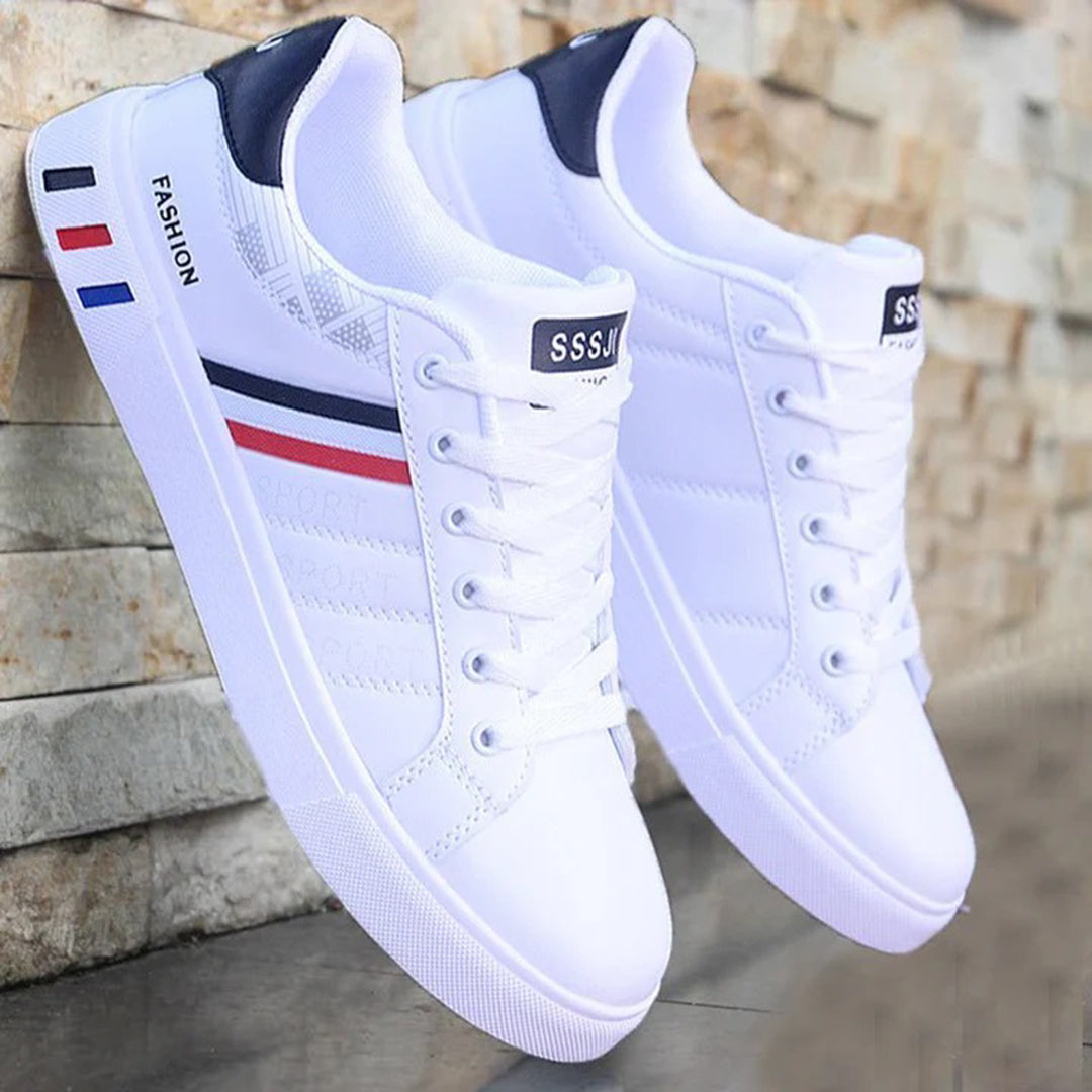 Modern herrsneakers med syntetisk ovandel, vadderad häl och halkfri sula, idealiska för sport och vardagsanvändning.