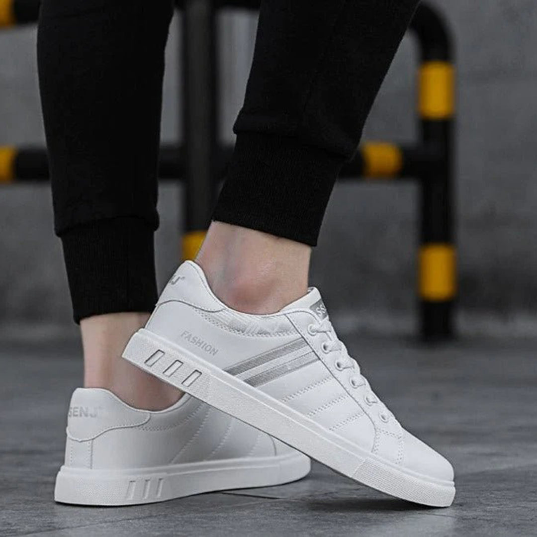 Modern herrsneakers med syntetisk ovandel, vadderad häl och halkfri sula, idealiska för sport och vardagsanvändning.