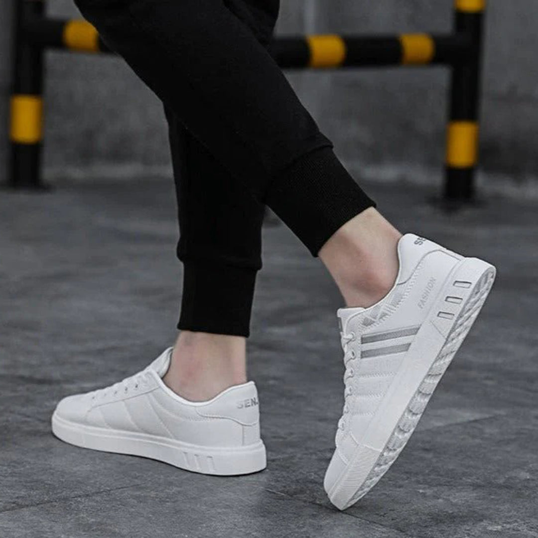 Modern herrsneakers med syntetisk ovandel, vadderad häl och halkfri sula, idealiska för sport och vardagsanvändning.