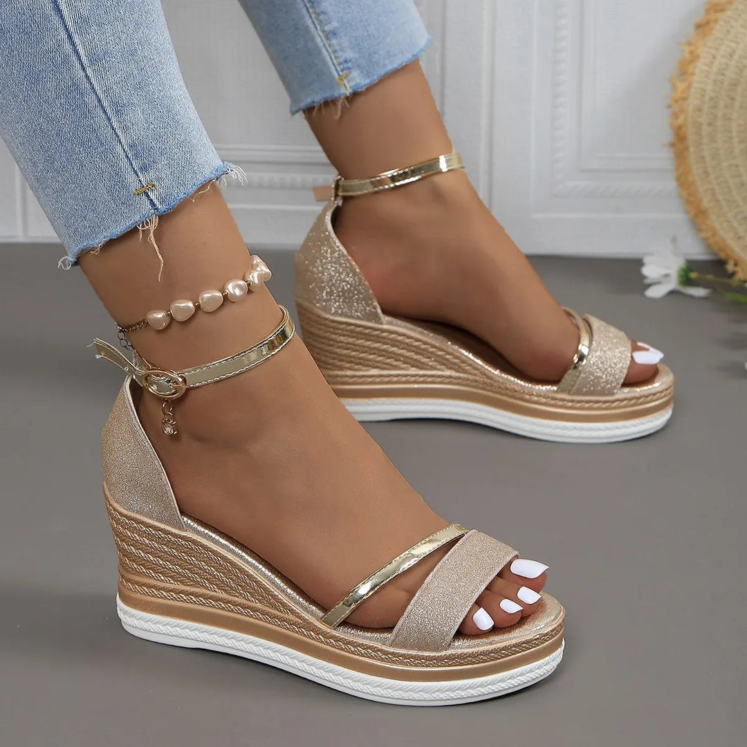 "Modern syntetisk bekväm dam sandal med stilren design, tillgänglig i guld, roséguld, silver och svart för alla tillfällen."