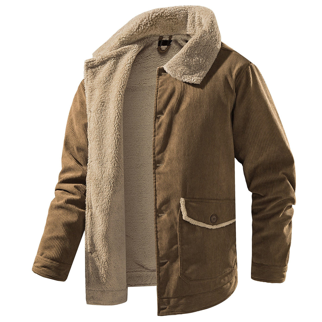 "Moderna herrjacka i slitstark polyester, perfekt för utomhusäventyr. Väderbeständig och med stilren silhuett."