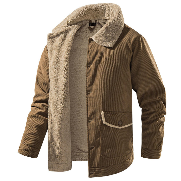 "Moderna herrjacka i slitstark polyester, perfekt för utomhusäventyr. Väderbeständig och med stilren silhuett."
