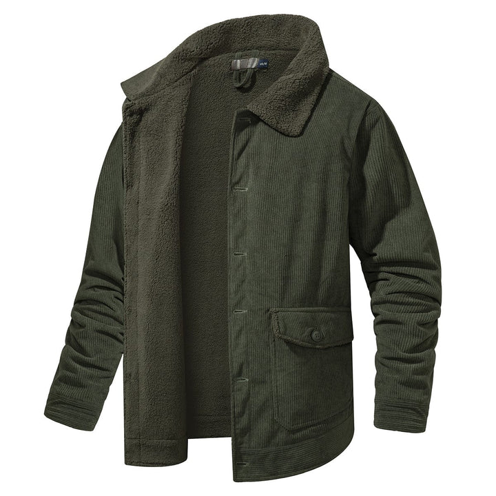 "Moderna herrjacka i slitstark polyester, perfekt för utomhusäventyr. Väderbeständig och med stilren silhuett."