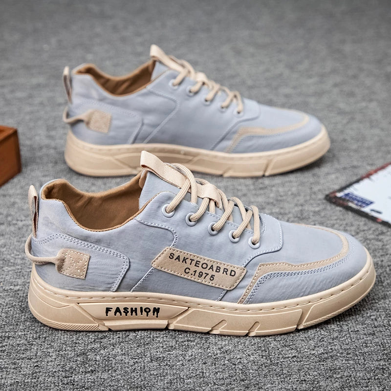 "Moderna herrsneakers i syntetmaterial med ergonomisk design och sofistikerade detaljer, perfekt för stil och komfort."