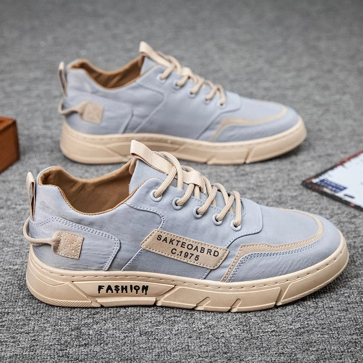 "Moderna herrsneakers i syntetmaterial med ergonomisk design och sofistikerade detaljer, perfekt för stil och komfort."