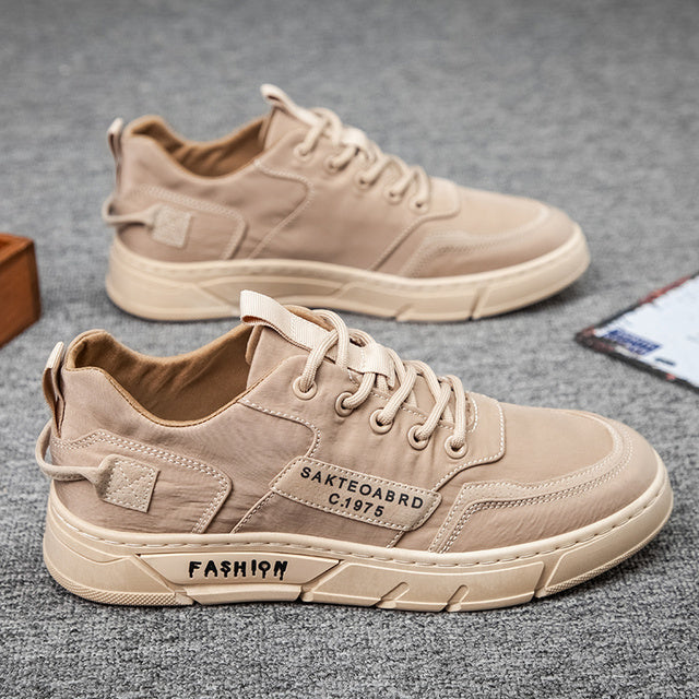 "Moderna herrsneakers i syntetmaterial med ergonomisk design och sofistikerade detaljer, perfekt för stil och komfort."