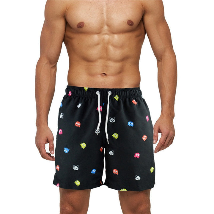 "Modernt designade herrboardshorts med snörning, snabbtorkande material och djärva tryck, perfekta för strandliv."