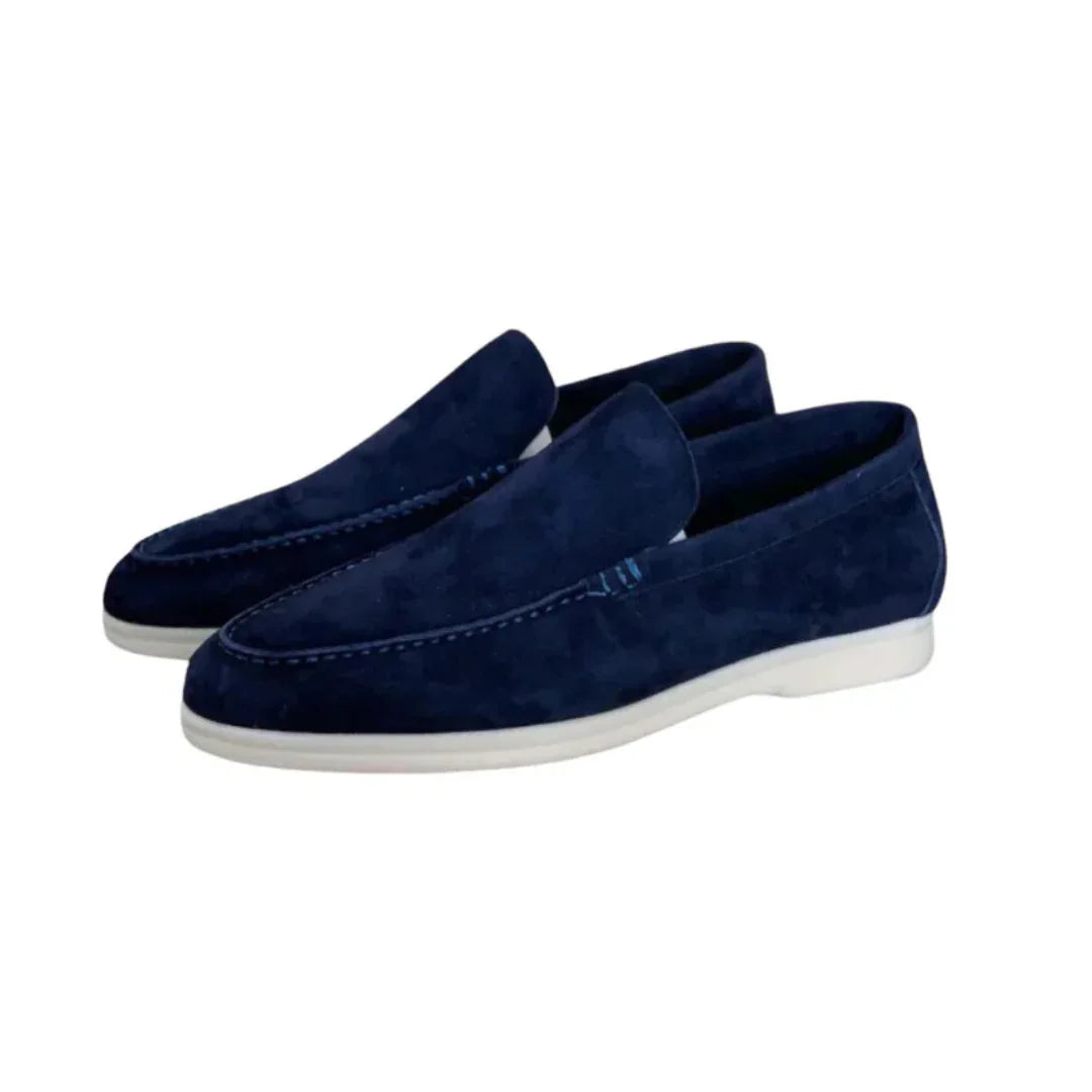 "Mörkblå herrskor i mocka loafer med elegant design för både formella och avslappnade tillfällen."