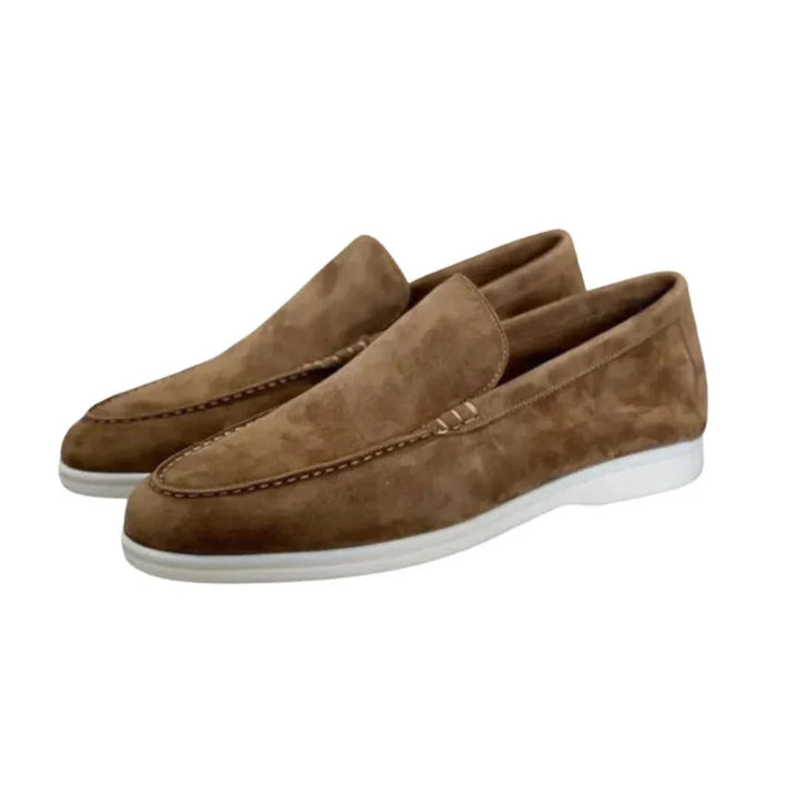 "Mörkblå herrskor i mocka loafer med elegant design för både formella och avslappnade tillfällen."