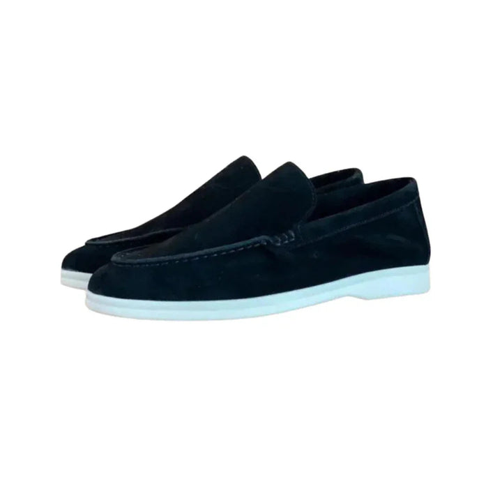 "Mörkblå herrskor i mocka loafer med elegant design för både formella och avslappnade tillfällen."