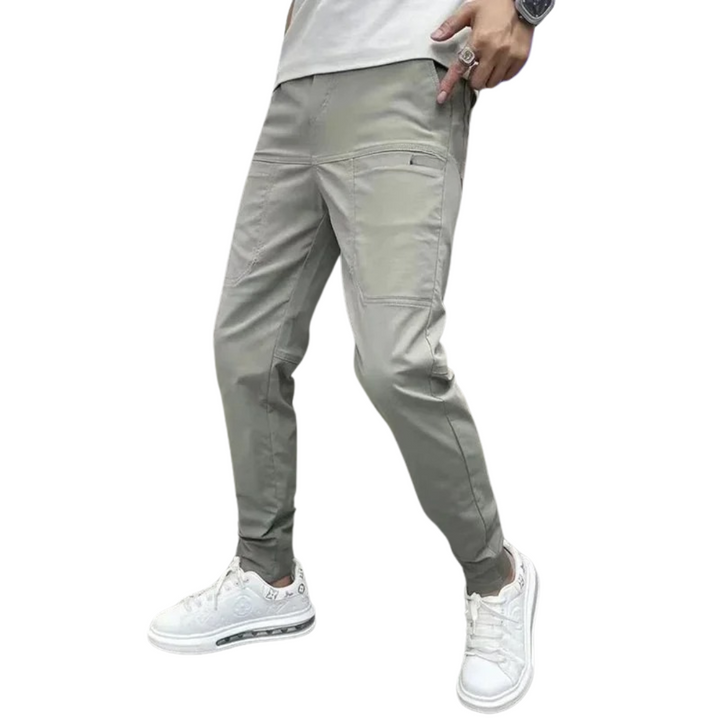 "Mörkblå mäns skinny cargo-byxor med hög stretch och många fickor, slim fit design för hög komfort och rörlighet."
