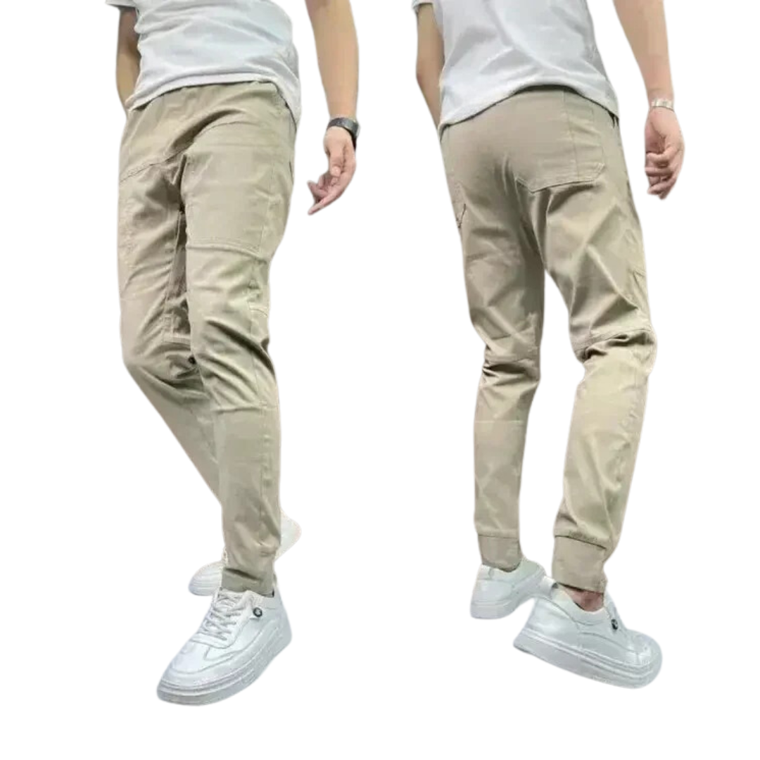 "Mörkblå mäns skinny cargo-byxor med hög stretch och många fickor, slim fit design för hög komfort och rörlighet."