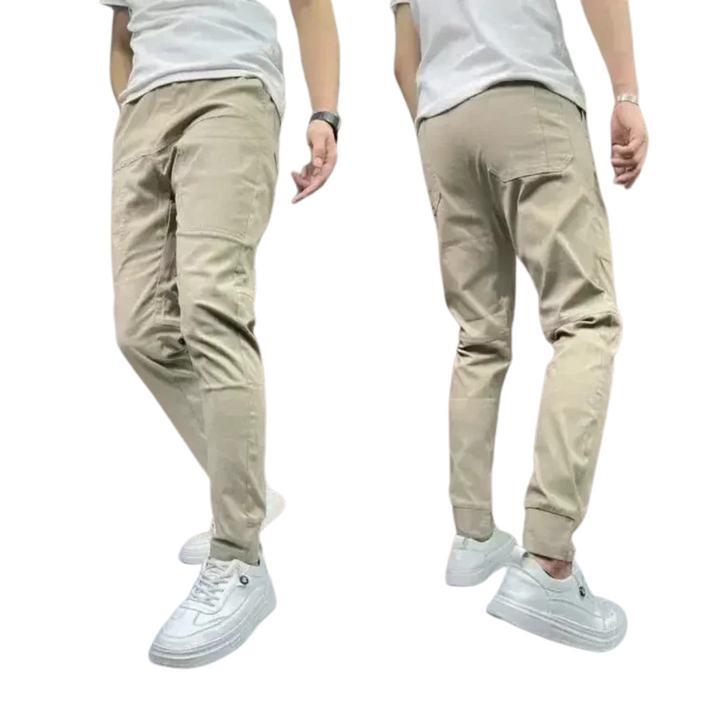 "Mörkblå mäns skinny cargo-byxor med hög stretch och många fickor, slim fit design för hög komfort och rörlighet."