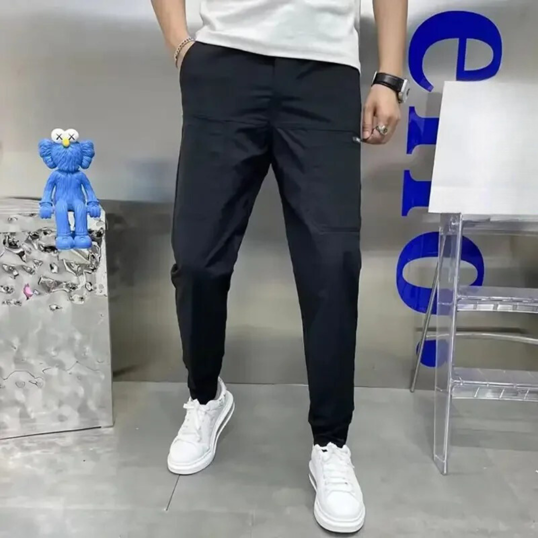 "Mörkblå mäns skinny cargo-byxor med hög stretch och många fickor, slim fit design för hög komfort och rörlighet."