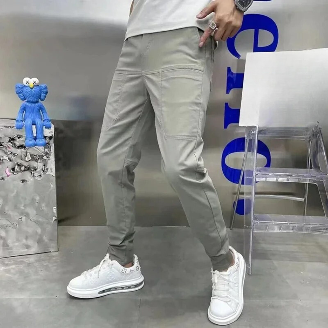 "Mörkblå mäns skinny cargo-byxor med hög stretch och många fickor, slim fit design för hög komfort och rörlighet."