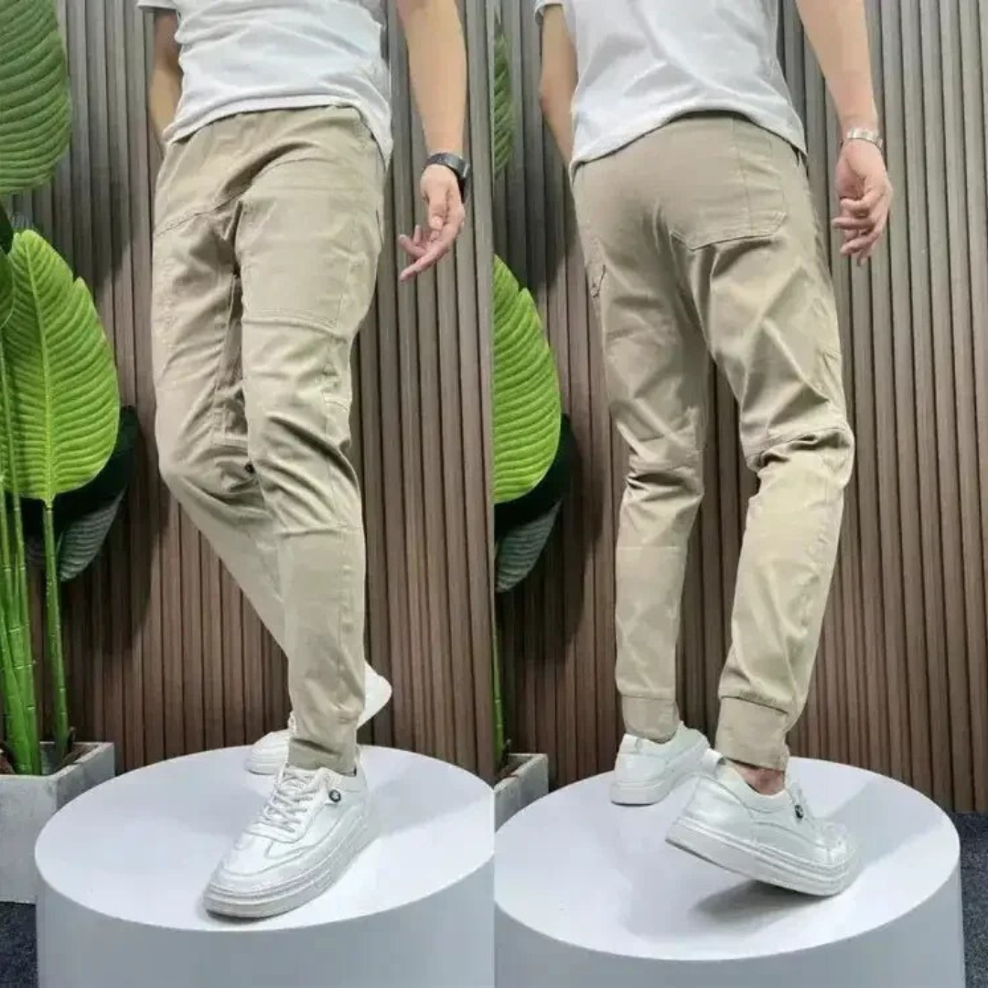 "Mörkblå mäns skinny cargo-byxor med hög stretch och många fickor, slim fit design för hög komfort och rörlighet."