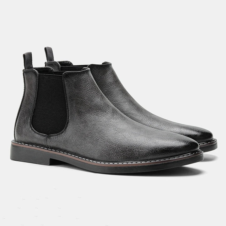 "Mörkbruna Chelsea-stövlar för män i retrodesign, med varmt plyschfoder och låg klack för elegans och komfort."