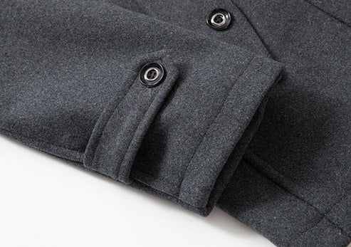 "Mörkgrå herr vinterrock i polyester med modern design och komfortabel passform, idealisk för vinteräventyr."