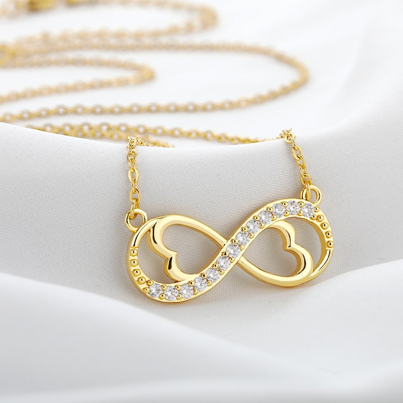 Oändlighetshalsband i silver med glittrande zirconia, elegant design för kvinnor, perfekt present och justerbar kedja.