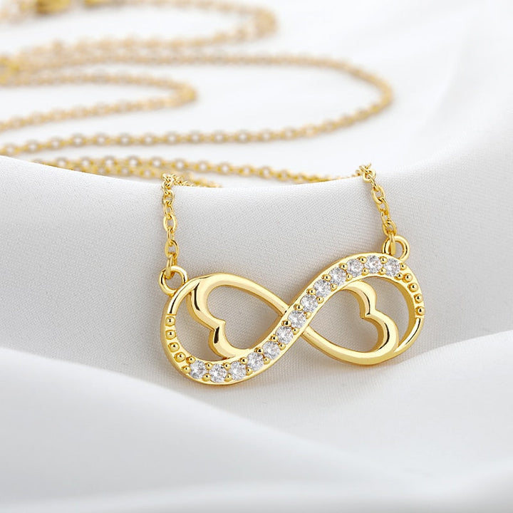 Oändlighetshalsband i silver med glittrande zirconia, elegant design för kvinnor, perfekt present och justerbar kedja.