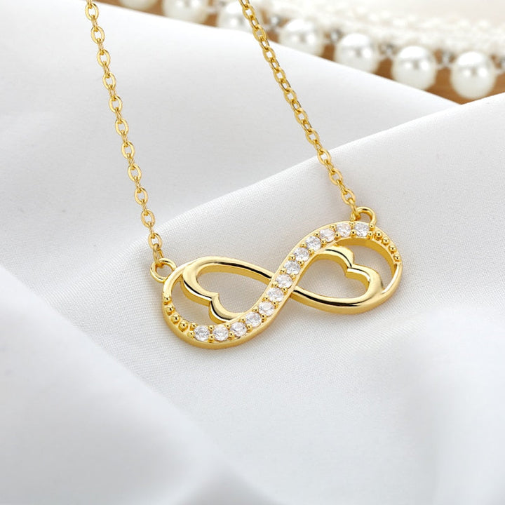Oändlighetshalsband i silver med glittrande zirconia, elegant design för kvinnor, perfekt present och justerbar kedja.