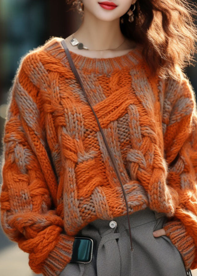 Orange plus size kabelstickad tröja för damer, mjukt material och loose fit, perfekt för kyliga vinterdagar.