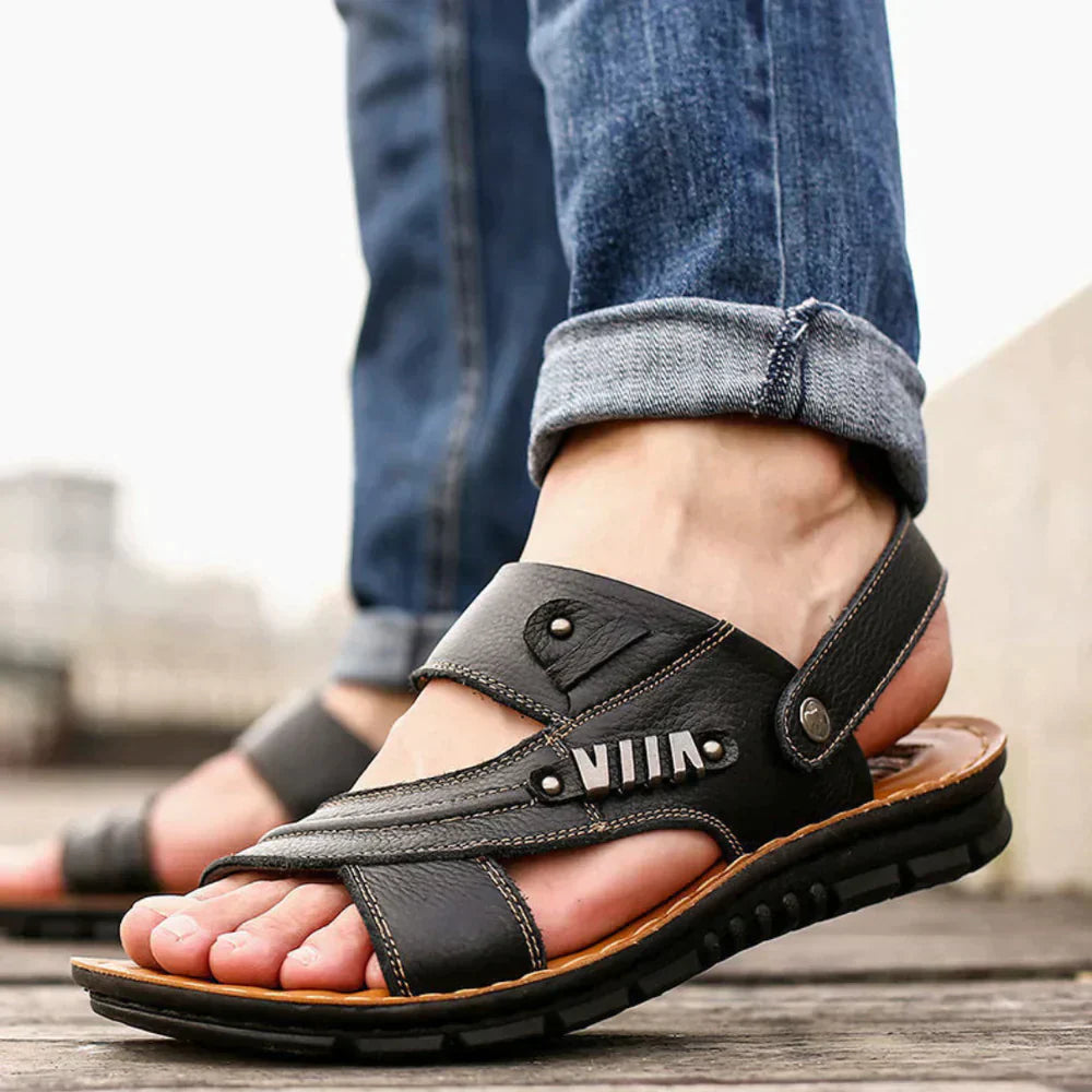 "Ortopediska herrsandaler med ergonomisk fotbädd i andningsbart syntetiskt material, ljusbrun färg."