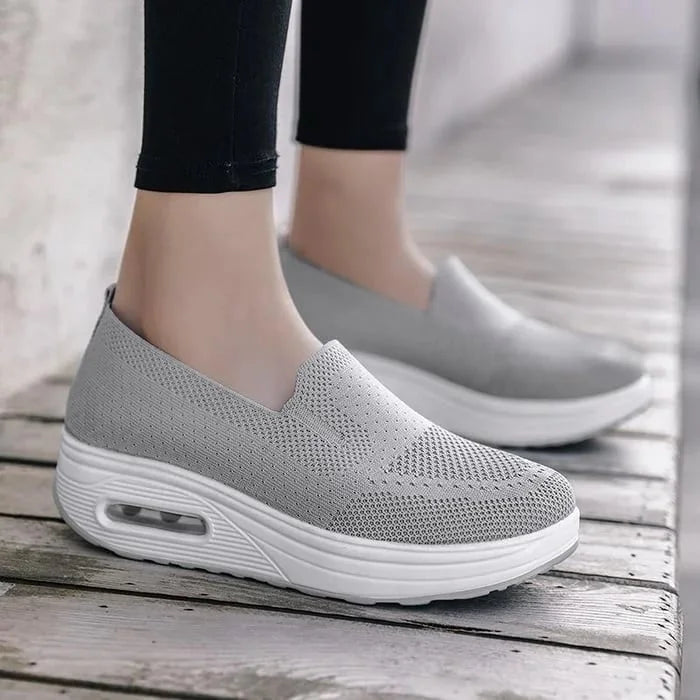 Ortopediska sneakers för kvinnor i grått, andningsbart syntetmaterial, ortopediskt stöd och enkel snörning.