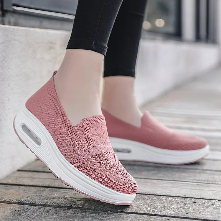Ortopediska sneakers för kvinnor i grått, andningsbart syntetmaterial, ortopediskt stöd och enkel snörning.