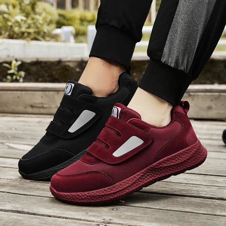 Ortopediska unisex slip-on sneakers för diabetiker med justerbar rem, anti-slip sula, rymlig passform och sportig design.