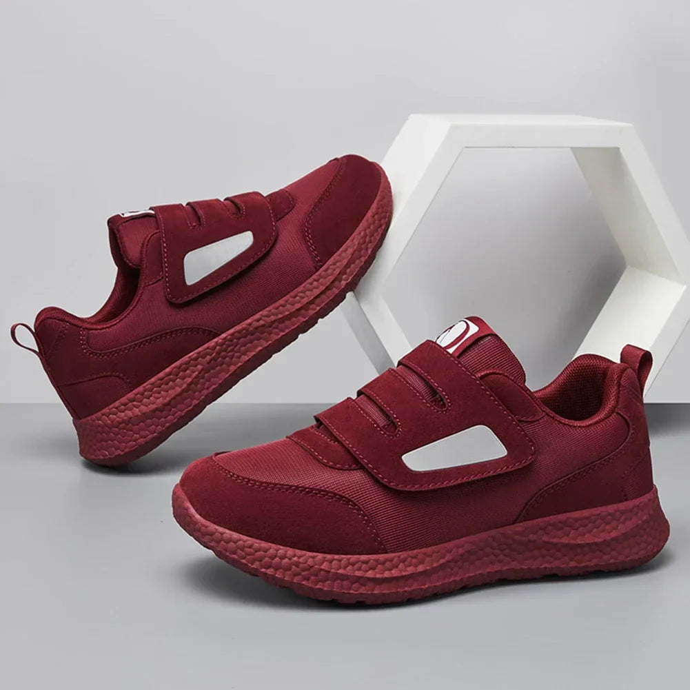 Ortopediska unisex slip-on sneakers för diabetiker med justerbar rem, anti-slip sula, rymlig passform och sportig design.