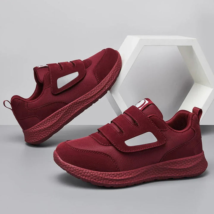 Ortopediska unisex slip-on sneakers för diabetiker med justerbar rem, anti-slip sula, rymlig passform och sportig design.