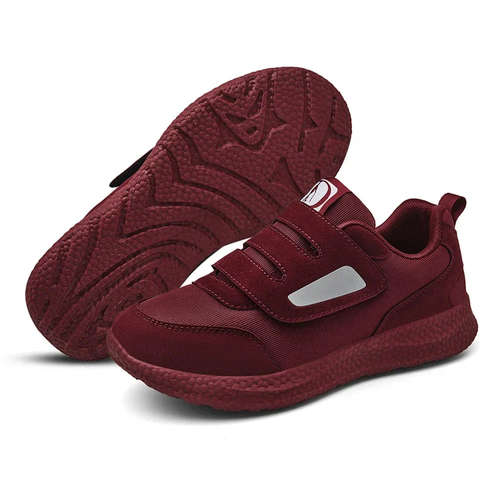 Ortopediska unisex slip-on sneakers för diabetiker med justerbar rem, anti-slip sula, rymlig passform och sportig design.