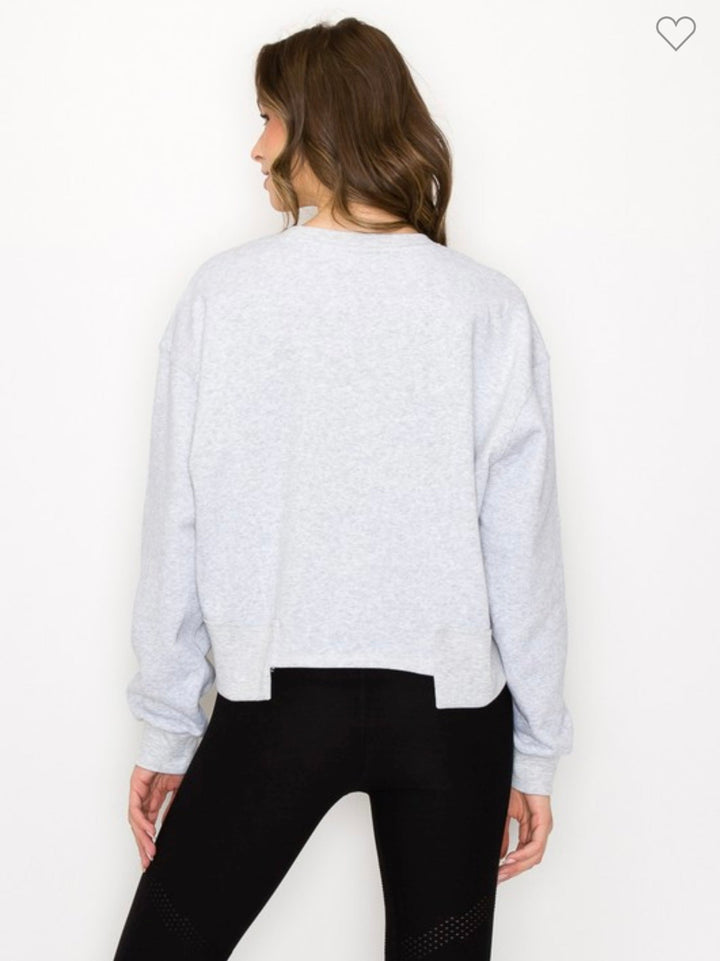 "Oversized grå cropped dam-sweatshirt, trendig och avslappnad design, mjuk bomullsmix, moderna snitt."