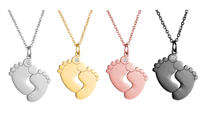 "Personligt halsband i guld med babyfötter och graverade namn, perfekt för mödrar, moderna och elegant design."