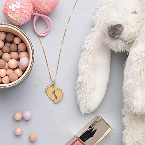 "Personligt halsband i guld med babyfötter och graverade namn, perfekt för mödrar, moderna och elegant design."