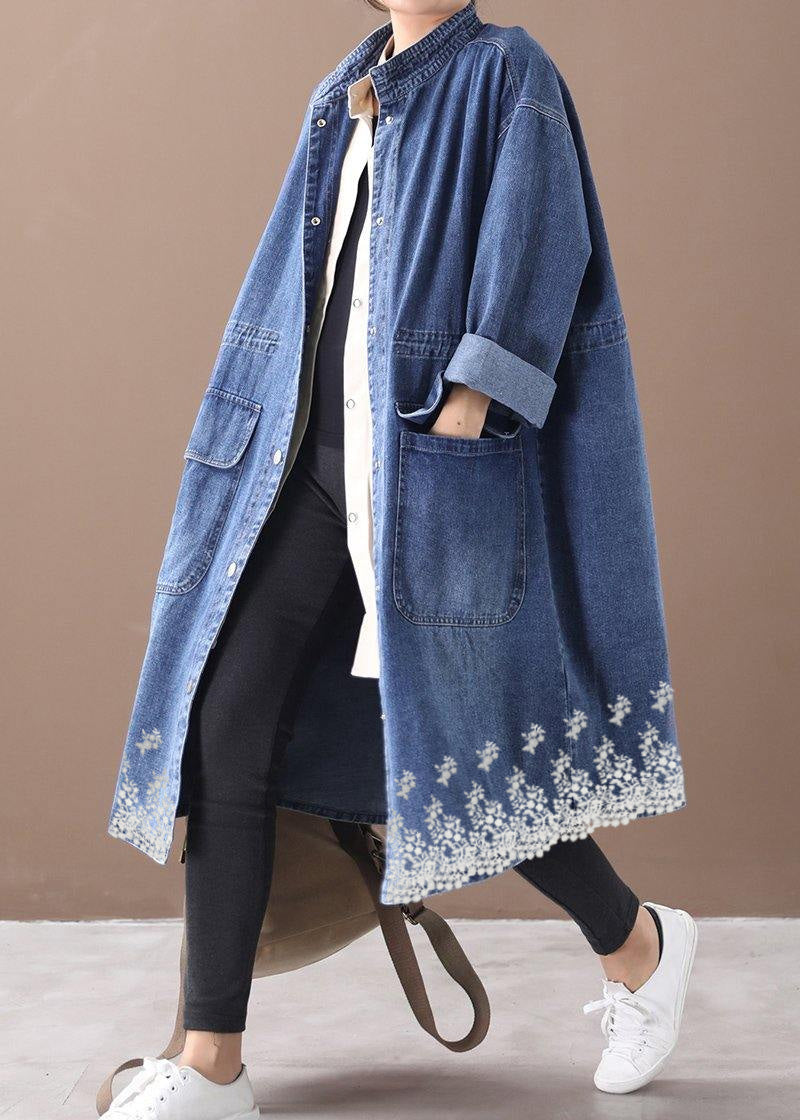 "Plus Size damjacka med ståkrage och dragsko, elegant boxig silhuett, stilfull och bekväm för säsongens skiftningar."