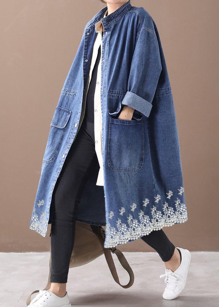 "Plus Size damjacka med ståkrage och dragsko, elegant boxig silhuett, stilfull och bekväm för säsongens skiftningar."