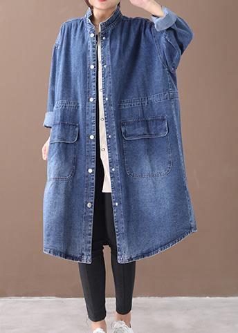 "Plus Size damjacka med ståkrage och dragsko, elegant boxig silhuett, stilfull och bekväm för säsongens skiftningar."