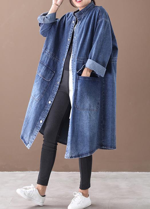 "Plus Size damjacka med ståkrage och dragsko, elegant boxig silhuett, stilfull och bekväm för säsongens skiftningar."
