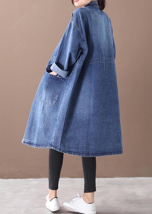 "Plus Size damjacka med ståkrage och dragsko, elegant boxig silhuett, stilfull och bekväm för säsongens skiftningar."