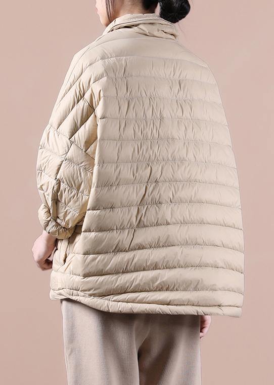 "Plus size vinterjacka för kvinnor, chic design med kavajfickor, bomullsblandning, valbara färger för kalla dagar."