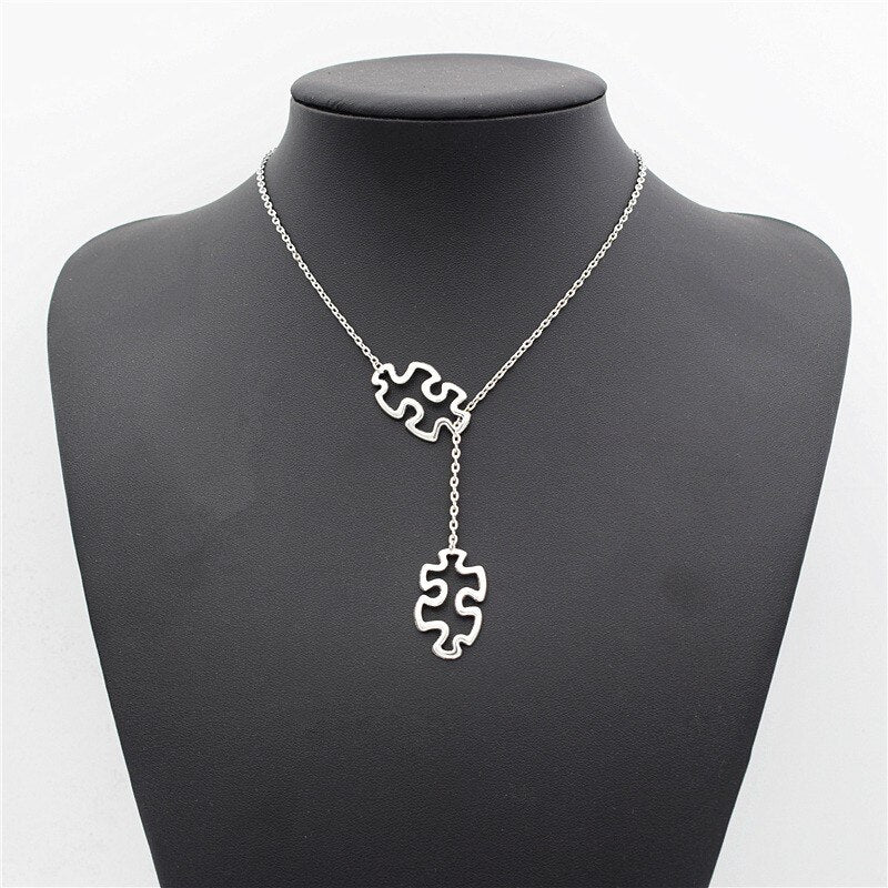 "Pussel halsband för kvinnor i rostfritt stål, intrikat design som symboliserar autismmedvetenhet och styrka, 55 cm kedja."